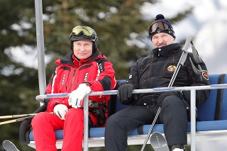 Prezidenti Putin a Lukašenko počas lyžovačky v ruskom Soči.