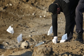 Bosnianski forenzní experti pracujú na exhumácii masového hrobu v bosnianskej obci Kozluk.