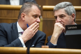 Andrej Hrnčiar a vpravo Béla Bugár (obaja Most-Híd) počas rokovania 40. schôdze NR SR pred hlasovaním o kandidátoch na ústavných sudcov.