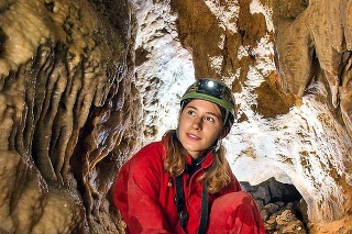 Skautka Oľga Michalková(17) má z objavenia jaskyne obrovskú radosť.