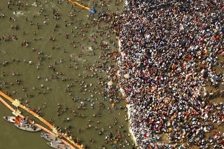 Na posvätnom kúpeli sviatku Kumbhaméla sa zúčastnilo 30 miliónov ľudí.