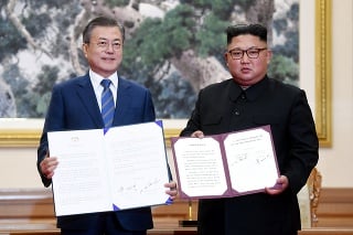 Juhokórejský prezidento Mun Če-in (vľavo) a severokórejský vodca Kim Čong-un.