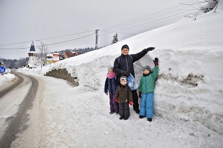 Pavol (53) so synmi Michalom (6), Matúšom (3) a s dcérkou Anežkou (7) mali zo snehu radosť.