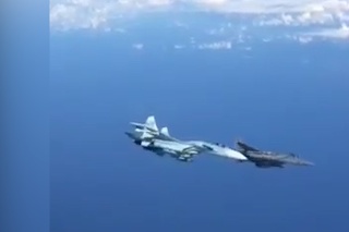 Príliš nebezpečný manéver nad Čiernym morom: Ruská stíhačka doslova vytlačila amerického pilota