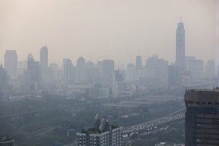 Bangkok zahaľuje hustý smog, ktorý je pre ľudí toxický.