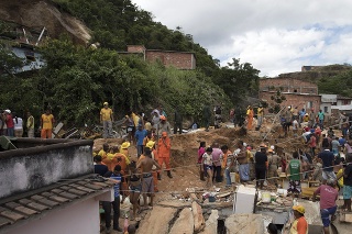 Záchranári pracujúci po zosuvoch pôdy v Brazílii.