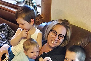 Wanda Adamik Hrycova a jej traja synčekovia.