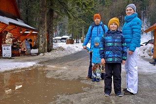 Nešťastní turisti: Rodinka z Rimavskej Soboty našla namiesto snehu v Tatrách mláky vody. 