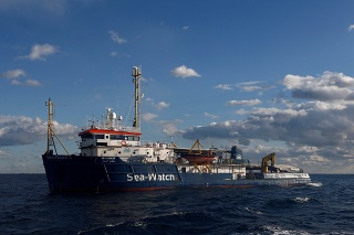 Loď Sea Watch, na ktorej sú od Vianoc uviaznutí migranti.