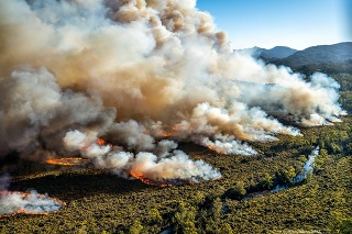 Kým sever Austrália sužujú rozsiahle povodne, Tasmániu trápia obrovské požiare.