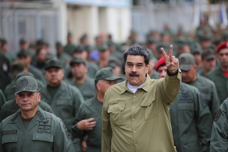 Prezident sa prechádzal po základni Fort Tiuna v Caracase spolu s veliteľmi a desiatkami vojakov.