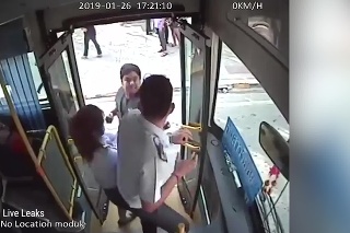 V autobuse sa strhla poriadna bitka: Vodič vytiahol na nahnevaného motorkára kung-fu!