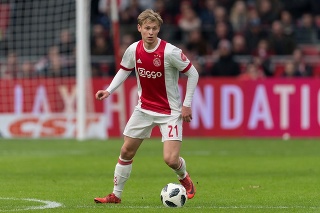 Frenkie de Jong bol najžiadanejším mladým futbalistom na prestupovom trhu. Z Ajaxu mieri do Barcelony.