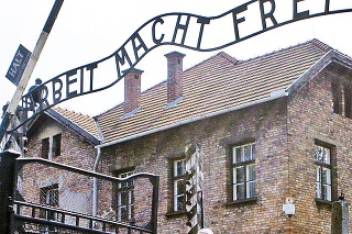 Pápež prechádza cez vstupnú bránu bývalého koncentračného tábora s nápisom Arbeit macht frei - Práca oslobodzuje.