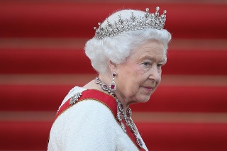 Kráľovná Alžbeta, formálne dovolila Harryho sobáš oficiálnym dokumentom.