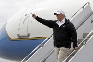 Donald Trump po jeho príchode na medzinárodné letisko v McAllene v americkom štáte Texas 