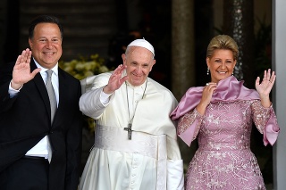 Panamský prezident Juan Carlos Varela a prvá dáma Lorena Castillová s pápežom Františkom