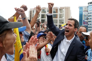 Guaidó na veľkej demonštrácii v Caracase, na ktorej sa vyhlásil za dočasného prezidenta.