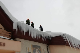 V Lokalite Novoť a Oravská Lesná je približne 70 profesionálnych a dobrovoľných hasičov.