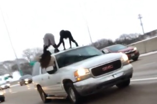 Sú normálne?! Vodička nakrútila na streche iného auta dve ženy: Sledujte, čo tam robili!