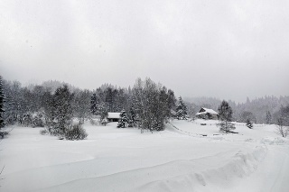 Domy v Makove sú celé zasypané snehom.
