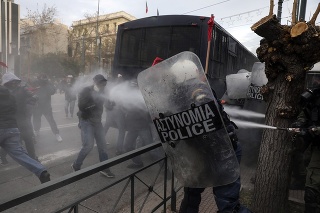 Grécka poriadková polícia použila slzotvorný plyn a omračujúce granáty na rozohnanie učiteľov i žiakov.