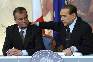 Bývalého ministra Roberta Calderoliho (vpravo) odsúdili za rasistickú urážku.
