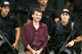 Cesare Battisti skončil v rukách polície. 