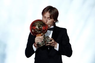 Luka Modrič s trofejou pre víťaza.