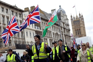 V  Londýne pochodovali žlté vesty. Žiadali predčasné voľby.