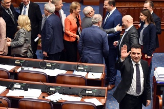 Spokojný macedónsky premiér Zoran Zaev po hlasovaní v parlamente