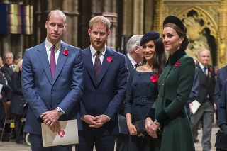 Členovia britskej kráľovskej rodiny vojvodkyne Kate a Meghan s manželmi princom Williamom a princom Harrym.