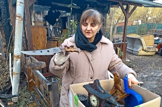 Farmárka Viola (58) pozbierala veci, ktoré v dome nezhoreli, do jednej škatule.