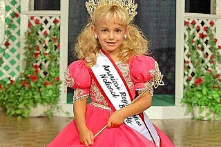 Dievčatko sa zúčastnilo na viacerých súťažiach krásy.