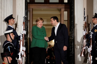Merkelová sa v Aténach stretla s Tsiprasom. V uliciach sa odohrali strety s políciou.