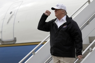 Donald Trump po jeho príchode na medzinárodné letisko v McAllene v americkom štáte Texas