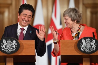 Japonskyý premiér Shinzo Abe a Theresa Mayová.