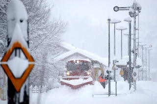 Sneh zasypáva lokomotívu, ktorá stojí na železničnej stanici počas silného sneženia v meste Miesbach na juhu Nemecka.