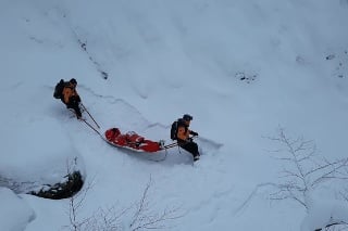 Smrteľná nehoda skialpinistu po páde lavíny.