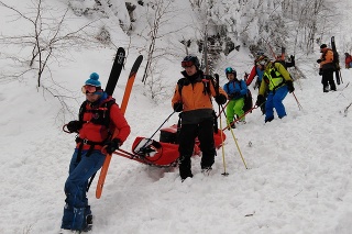Telo mŕtveho skialpinistu skialpinistu († 40) zniesli horski záchranári. 