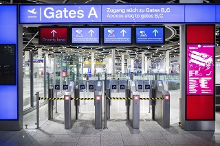 Vstupný turniket na letisku v nemeckom Düsseldorfe zíva prázdnotou.