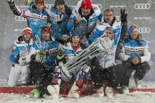 Slovenská lyžiarka Petra Vlhová a členovia jej tímu sa tešia po triumfe v nočnom slalome Svetového pohára v rakúskom Flachau