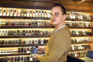 Štefan Polgári je na svoju zbierku mobilov pyšný.
