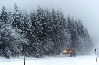 Nemecko: Prívaly snehu sužujú najmä alpské oblasti..