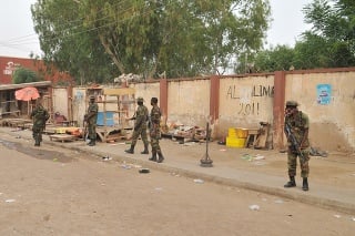 Nigerijskí vojaci po explózii spôsobenej teroristami Boko Haram v meste Kano.