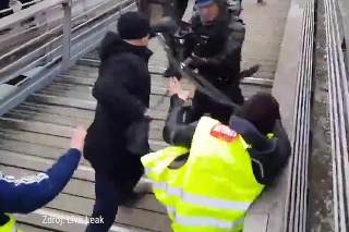 Holými rukami takmer dobil ťažkoodeného policajta: Bývalý boxer protestoval so žltými vestami!