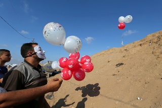 Protestanti vypúšťajú nebezpečné balóniky