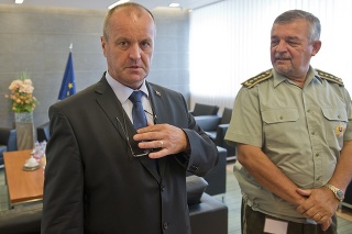 Minister obrany SR Peter Gajdoš (vľavo) a náčelník Generálneho štábu SR Milan Maxim (vpravo) počas predstavenia návrhu Bielej knihy o obrane Slovenskej republiky.
