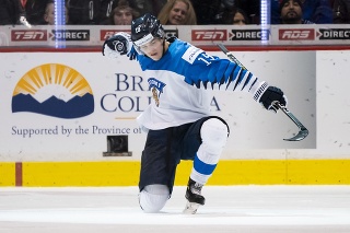 Fínsky hokejista Rasmus Kupari.  