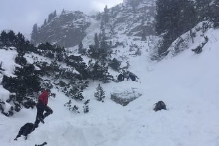 Pri páde lavíny zahynul jeden muž.